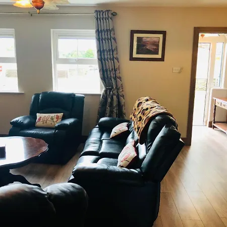 3 Bedroomed House Minutes' Walk From Town *