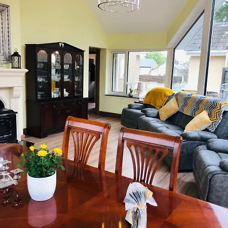 3 Bedroomed House Minutes' Walk From Town Holiday home *