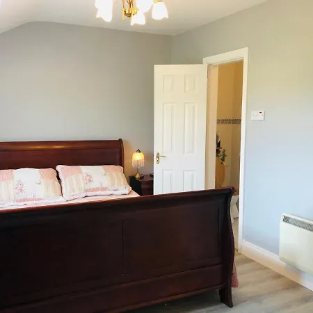 Holiday home 3 Bedroomed House Minutes' Walk From Town *