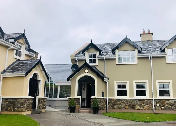 3 Bedroomed House Minutes' Walk From Town Holiday home