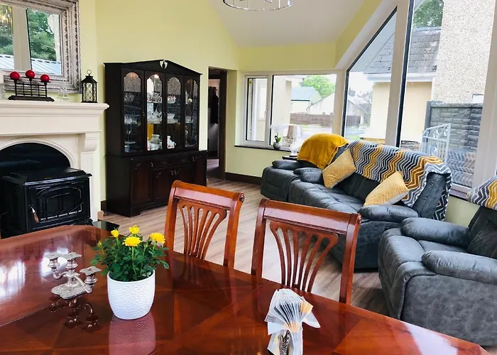 3 Bedroomed House Minutes' Walk From Town Holiday home *