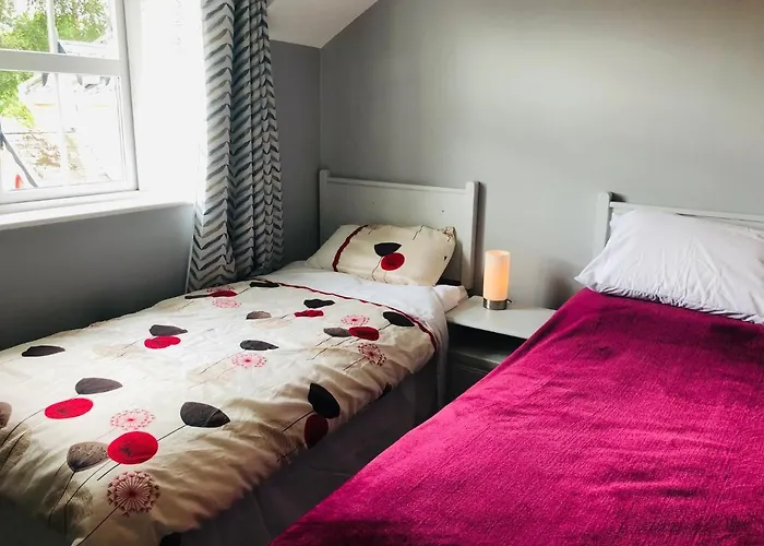 Сasa de vacaciones 3 Bedroomed House Minutes' Walk From Town